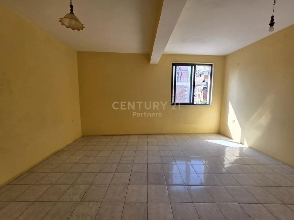 Tirane, shes shtepi 3+1 Kati 2, 230 m² 200.000 € (Shkolla e Kuqe)