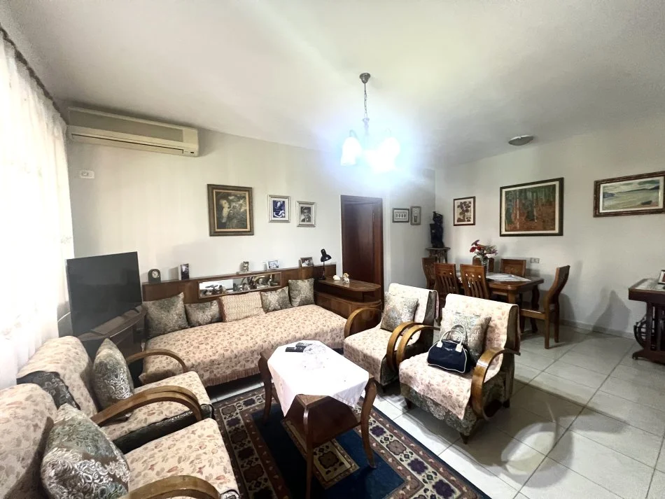 Tirane, jepet me qera apartament 1+1+Ballkon Kati 4, 600 € (MYSLYM SHYRI)