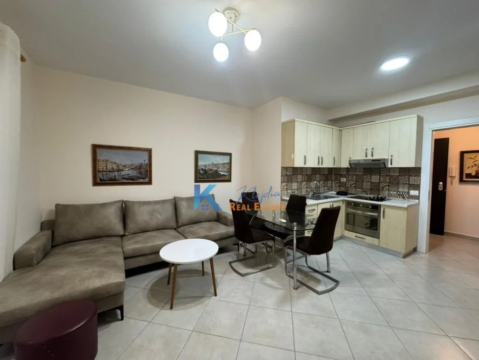 Tirane, jap me qera apartament 2+1+Ballkon Kati 3, 80 m² (Kodra e Diellit, rruga Bill Klinton)