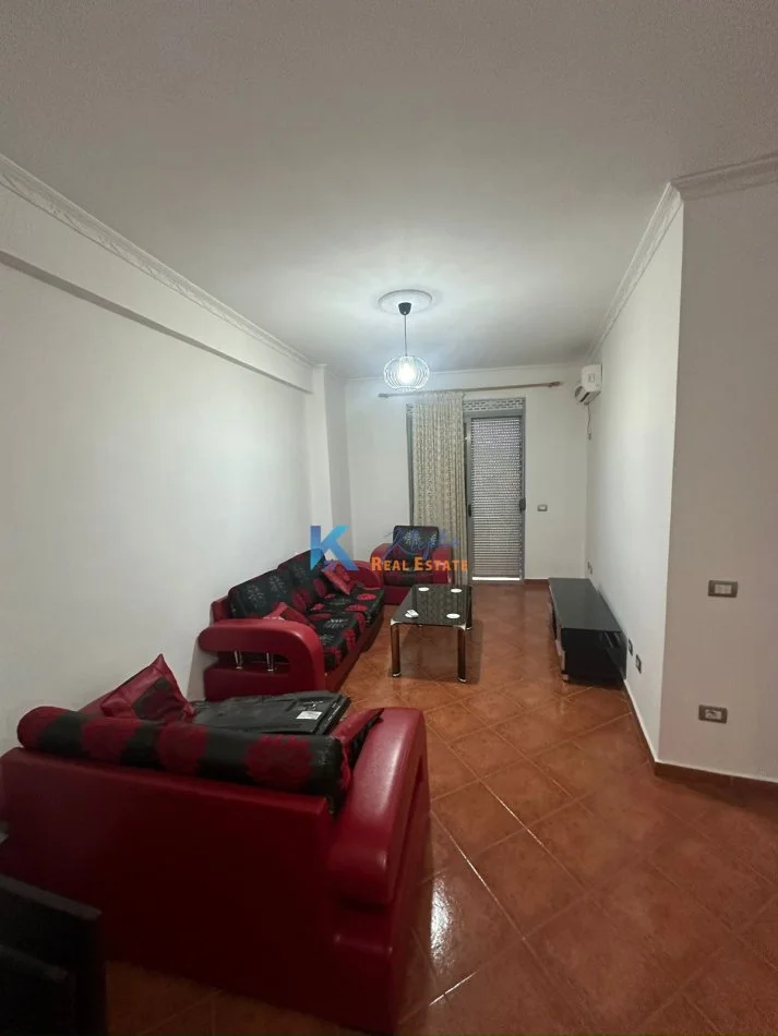 Tirane, jap me qera apartament 2+1+Ballkon Kati 5, 102 m² (mbi Maternitetin e Ri, prane Pasticeri Tito)