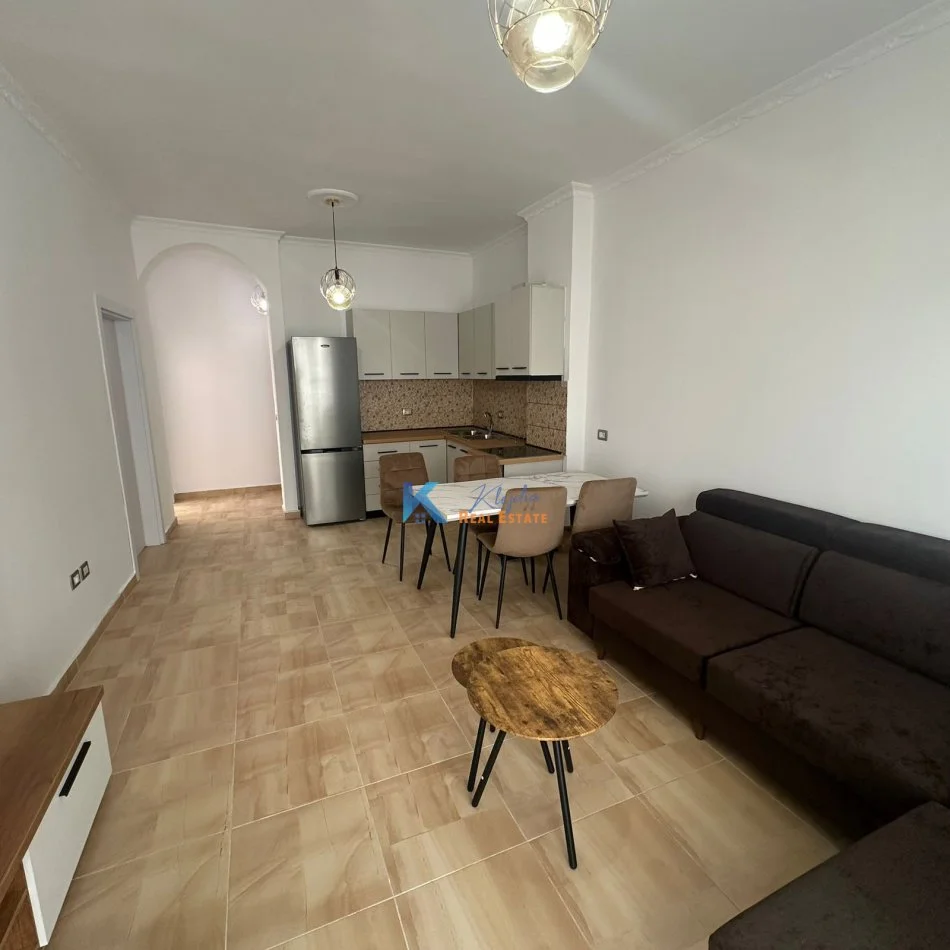 Tirane, jap me qera apartament 3+1+Ballkon Kati 3, 165 m² (mbi Maternitetin e Ri, prane Pasticeri Tito)