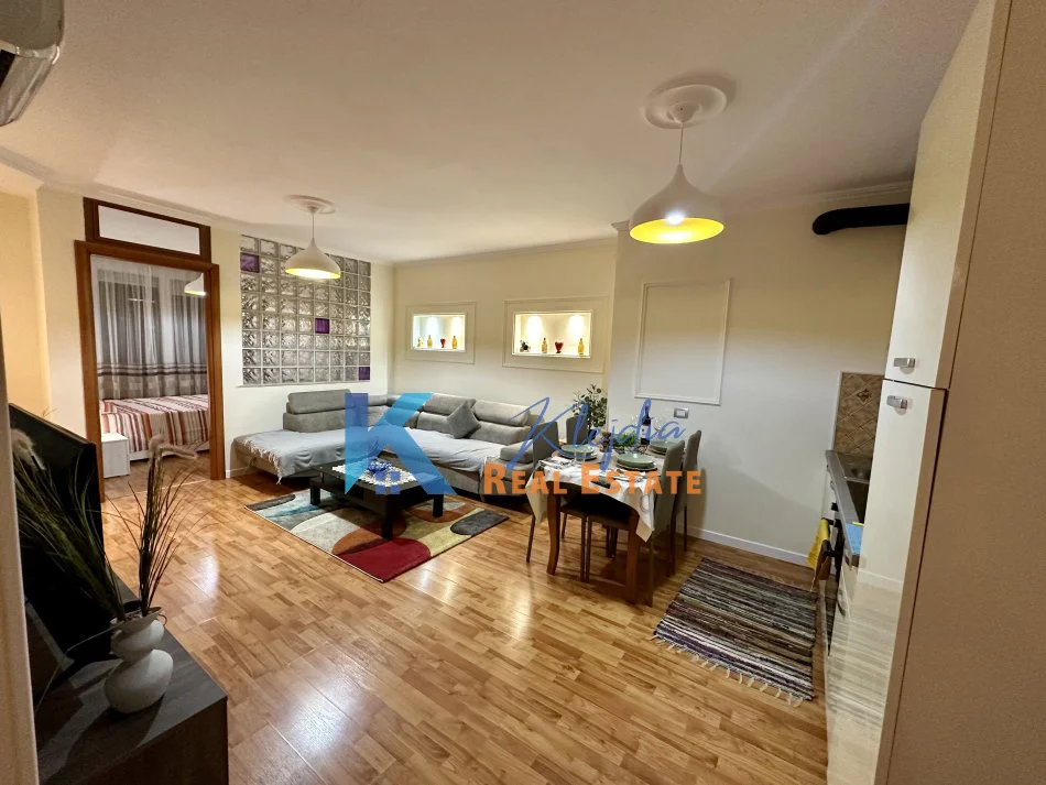 Tirane, jap me qera apartament 1+1+Ballkon Kati 5, 70 m² 670 € (Bllok, prane Fakultetit Juridik)