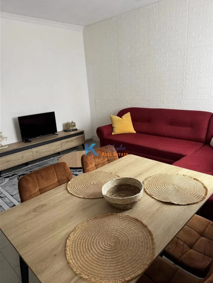 Tirane, jap me qera apartament 1+1+Ballkon Kati 3, 60 m² 500 € (afer Shkolles se Kuqe)