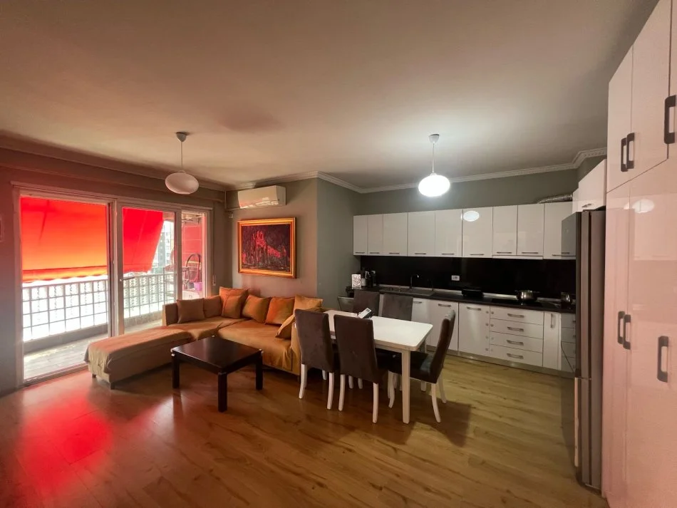 Tirane, jap me qera apartament 2+1+Ballkon Kati 4, 95 m² 1.000 € (Kompleksi Kika 2)