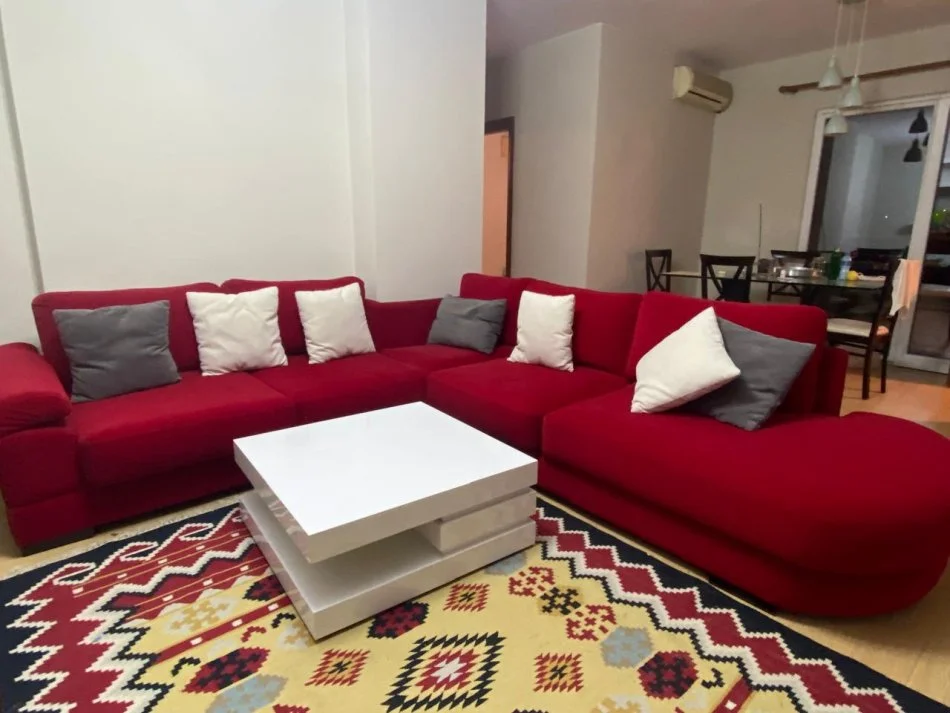 Tirane, jepet me qera apartament 2+1+Ballkon Kati 6, 100 m² 700 € (Pallati me Shigjeta, prane Karburant Kastrati)