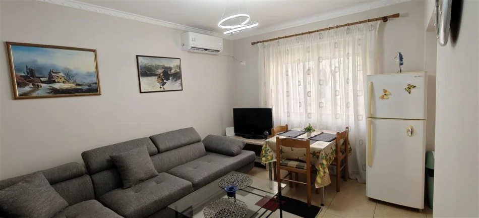 Tirane, jap me qera apartament 2+1+Ballkon Kati 2, 70 m² (Rruga e Durresit, prane hotel Colosseo)