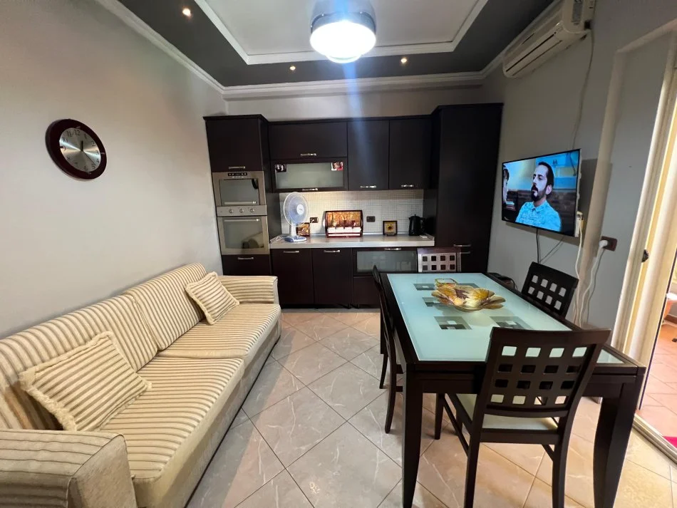 Tirane, jepet me qera apartament 1+1+Ballkon Kati 5, 70 m² 550 € (rruga e kavajes)