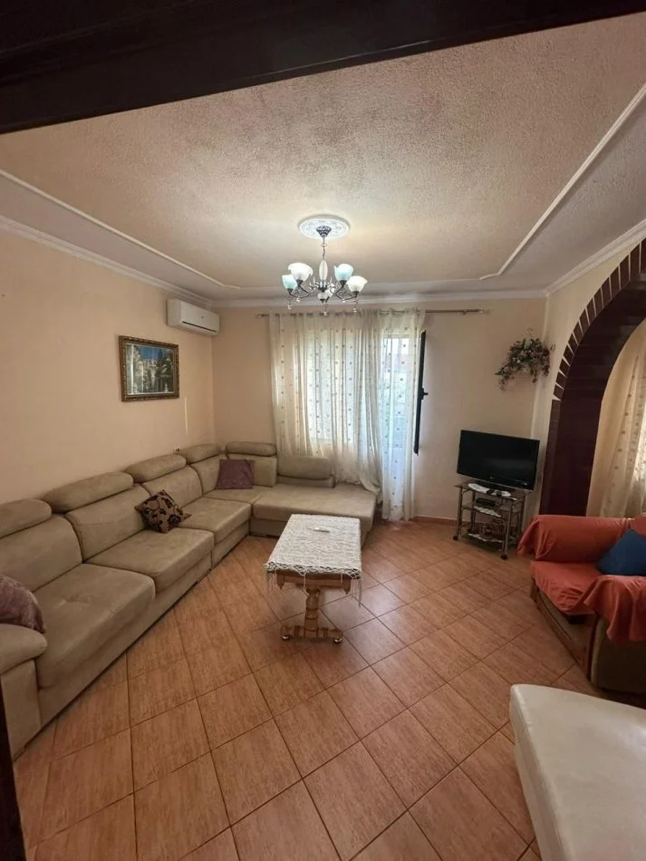 Tirane, jepet me qera apartament 2+1 Kati 1, 100 m² 300 € (Rruga Genc Ndreu, prane Univers City)