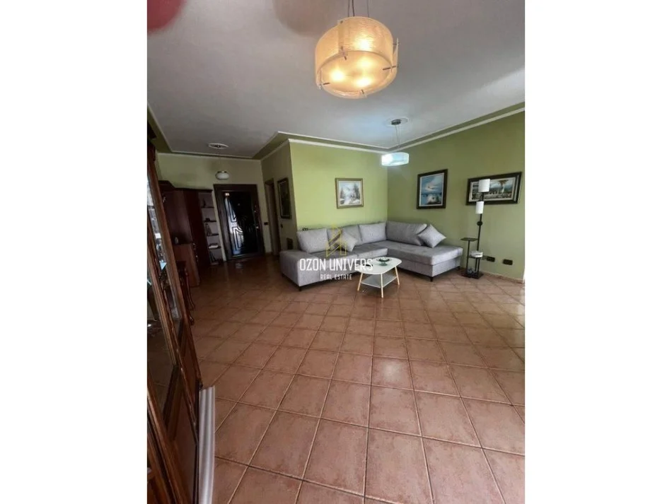 Tirane, jepet me qera apartament 2+1 Kati 9, 85 m² 650 € (Komuna e Parisit)