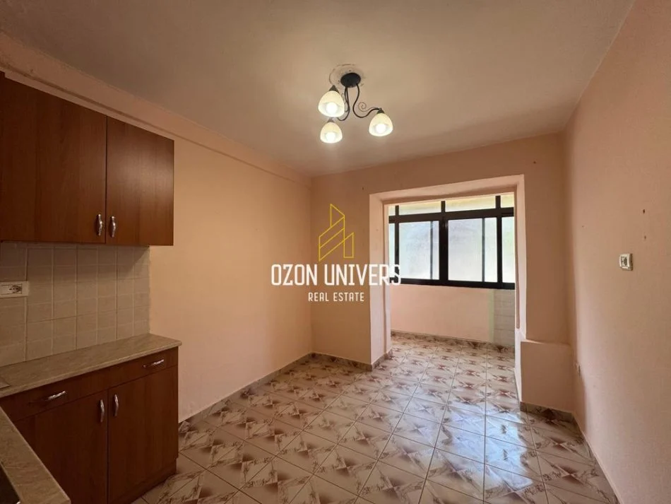 Tirane, jepet me qera apartament 2+1+Ballkon Kati 1, 60 m² 600 € (Ish Ekspozita)