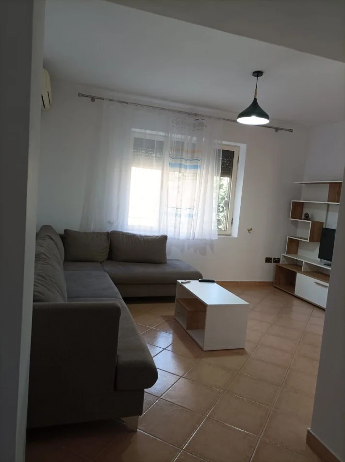 Tirane, jepet me qera apartament 2+1+Ballkon Kati 3, 85 m² 500 € (Stacioni Trenit)
