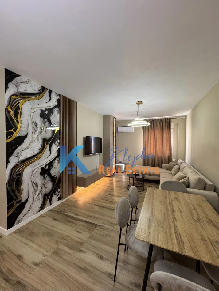 Tirane, jap me qera apartament 1+1+Ballkon Kati 7, 70 m² 600 € (21 Dhjetori, kompleksi Star)