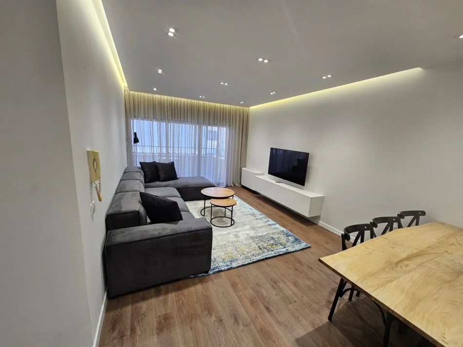 Tirane, jepet me qera apartament 2+1+Ballkon , 116 m² 1.000 € 