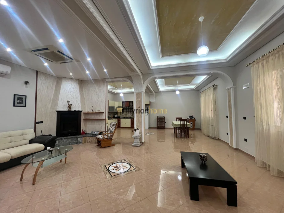 Vlore, shitet Vile 3-katëshe , 291 m² 650.000 € (pranë Lungomare)