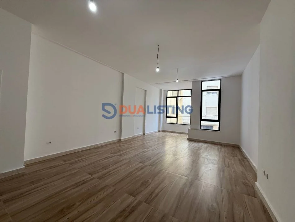 Tirane, jepet me qera zyre Kati 1, 72 m² 1.300 € (Rruga Mine Peza)