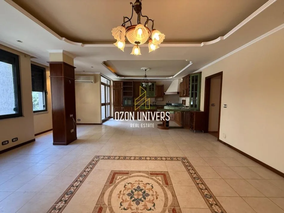 Tirane, jepet me qera zyre Kati 4, 140 m² 1.300 € (Kafe Roma, Bulevardi Bajram Curri)