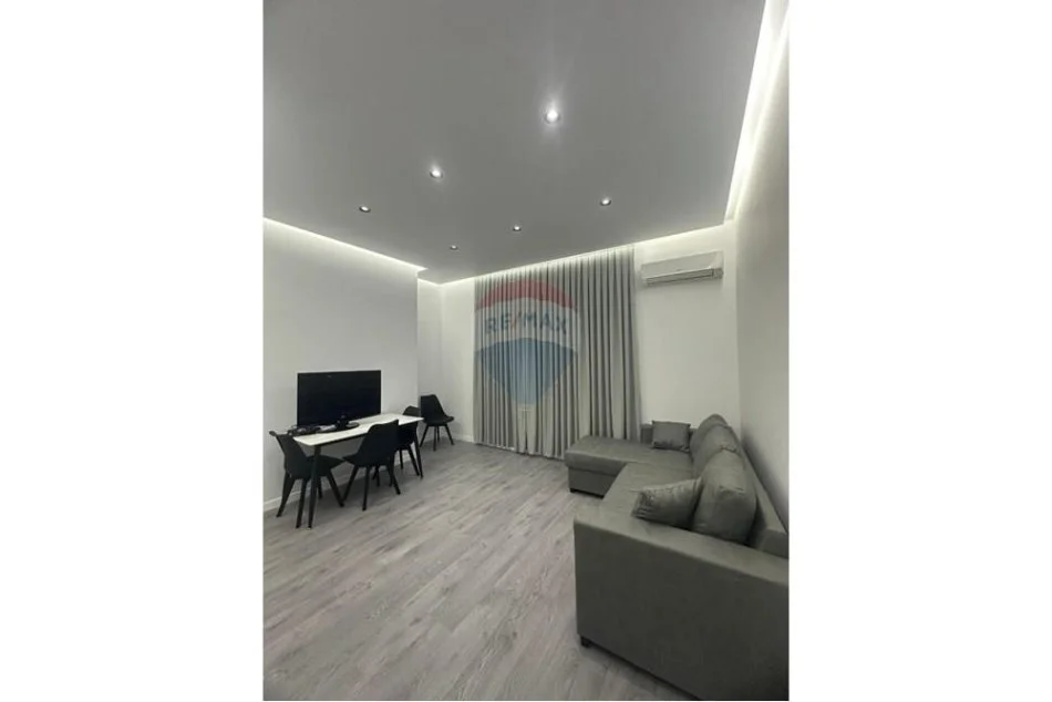 Tirane, jepet me qera apartament 1+1 , 59 m² 700 € (Prane Ambasades Amerikane)