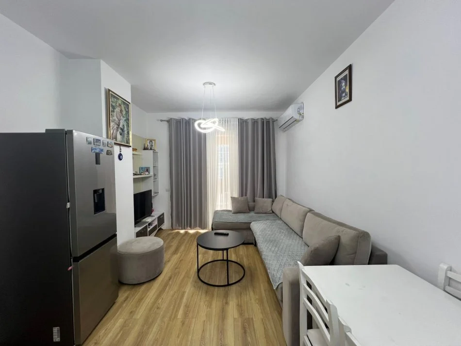 Tirane, jepet me qera apartament 1+1 , 58 m² 600 € (Grand Residence Fusha Aviacionit)