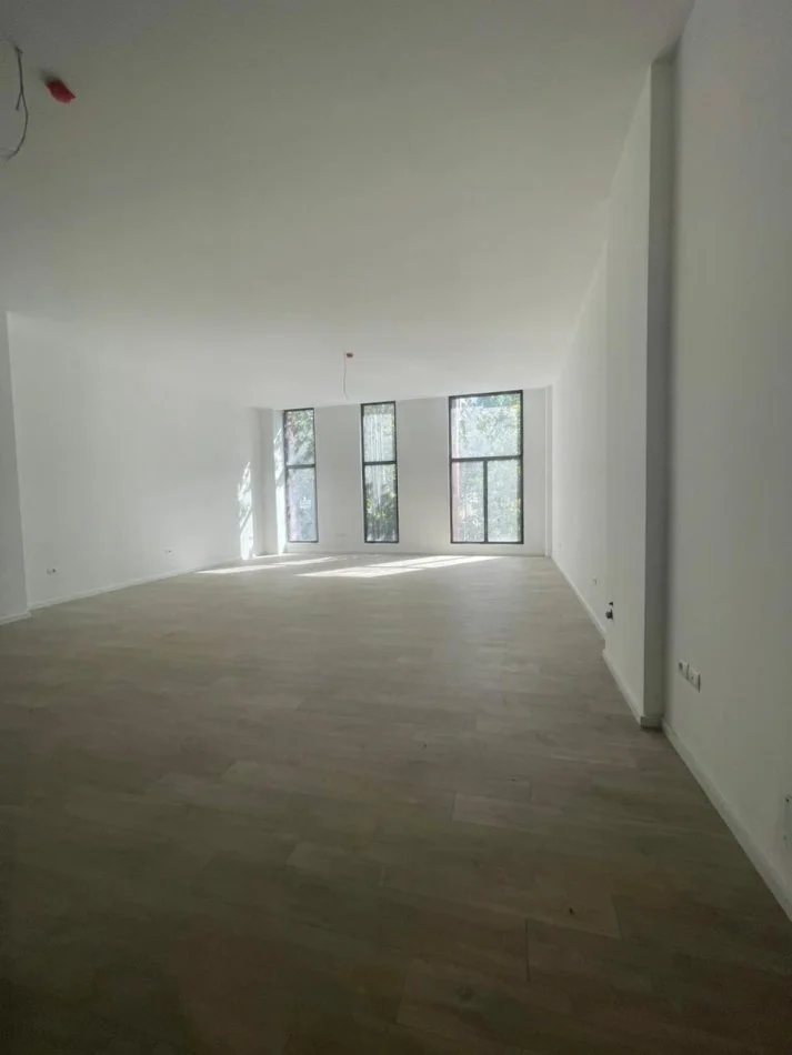 Tirane, jepet me qera dyqan , 81 m² 2.000 € 