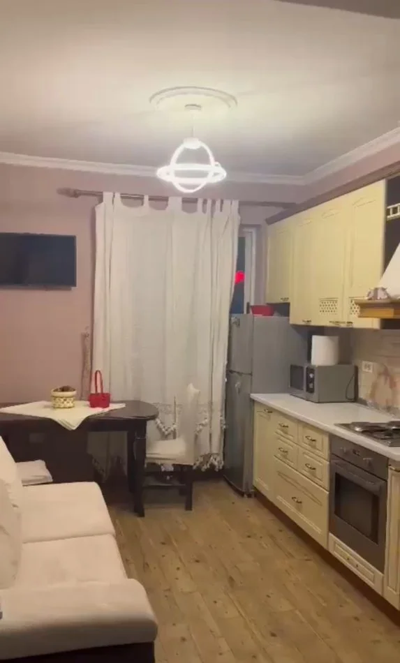 Tirane, jepet me qera apartament 2+1+Ballkon Kati 3, 87 m² 650 € (ZOGU I ZI)