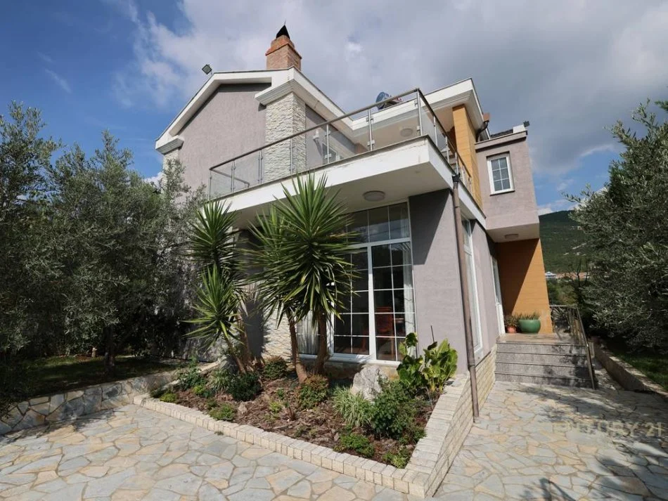 SUPER VILE NE TUFINE  300,000 €