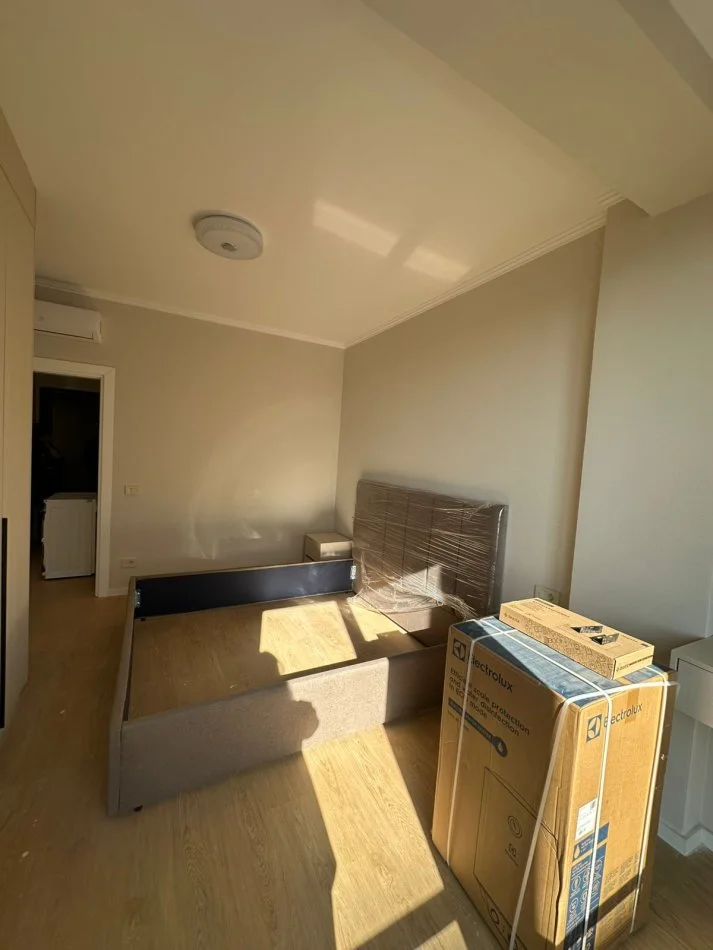 Tirane, jepet me qera apartament 1+1+Ballkon Kati 5, 95 m² 1.000 € (Golden Tower)