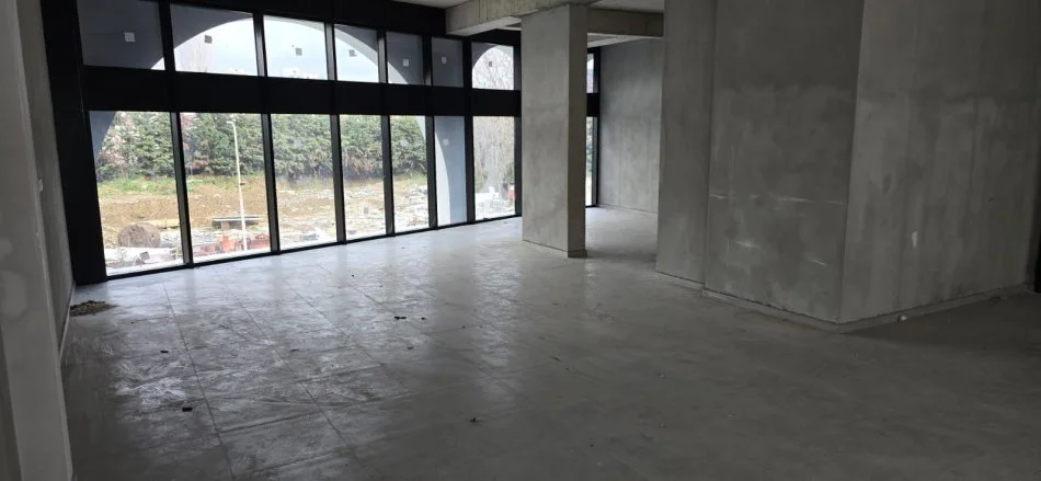 Tirane, jepet me qera ambjent biznesi Kati 0, 188 m² 1.400 € (River Residence)