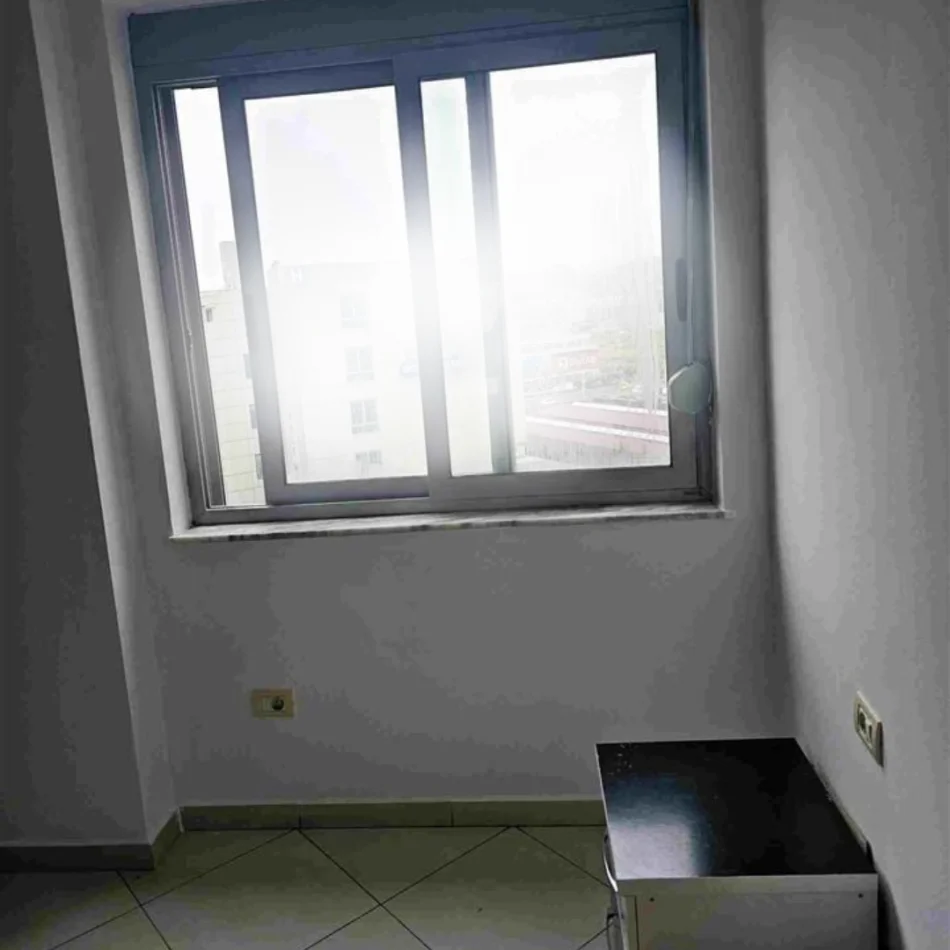 Tirane, shitet apartament 1+1+Ballkon Kati 8, 60 m² 84.000 € (Spitali Hygeia)