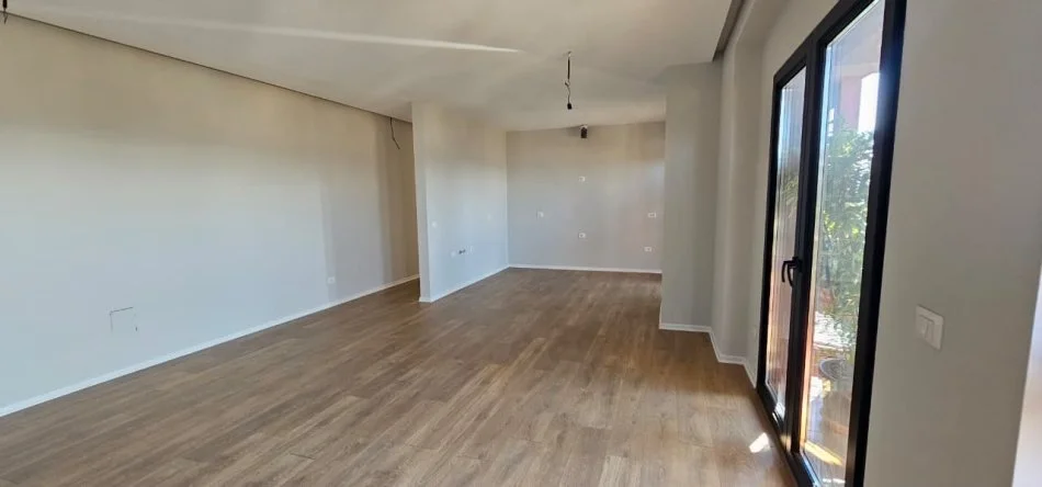 Tirane, jepet me qera zyre Kati 7, 160 m² 2.000 € (Garden Building)