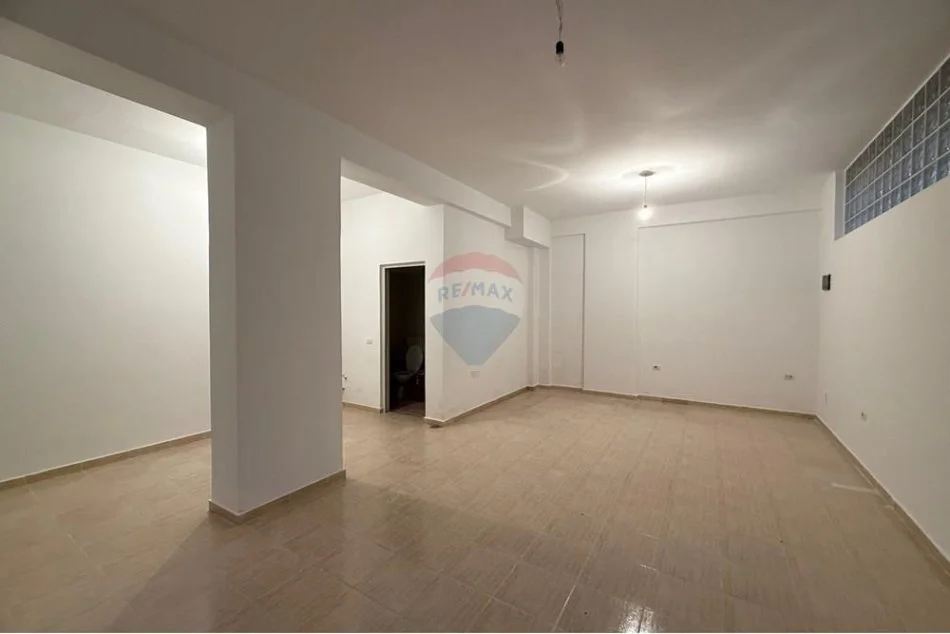 Tirane, jepet me qera dyqan Kati 0, 47 m² 300 € (selvia)