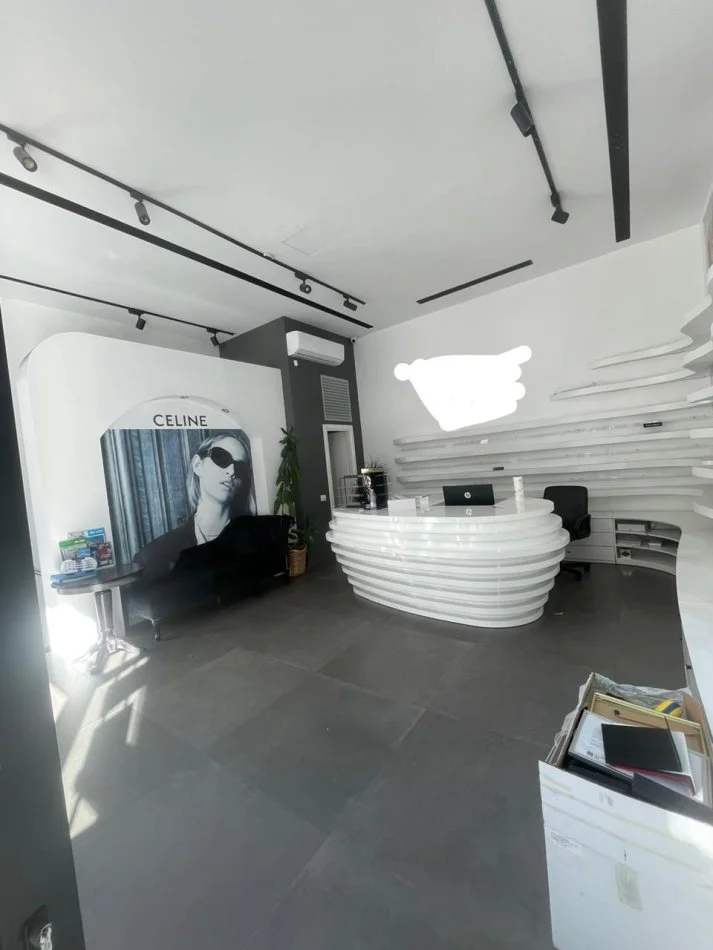 Tirane, jepet me qera dyqan Kati 0, 90 m² 1.800 € (STADIUMI DINAMO)