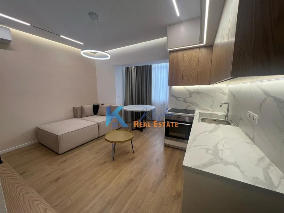 Tirane, jap me qera apartament 2+1 Kati 3, 70 m² 650 € (Rruga e Kavajes, afer Kishes Katolike)