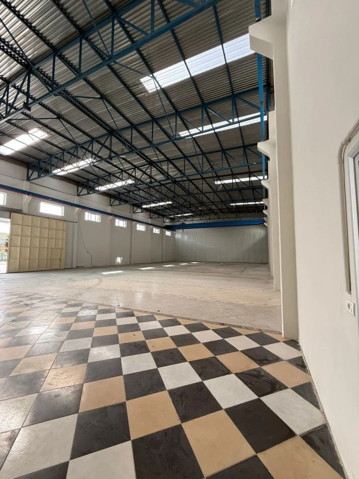 Tirane, jepet me qera magazine , 850 m² 4.500 € 