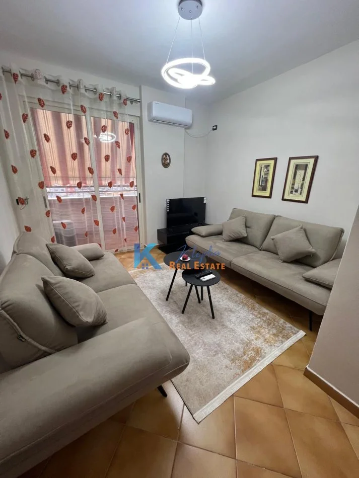 Tirane, jap me qera apartament 1+1+Ballkon Kati 6, 65 m² 65.000 Leke (Sheshi Wilson, prane Gjimnazit Petro Nini Luarasi)
