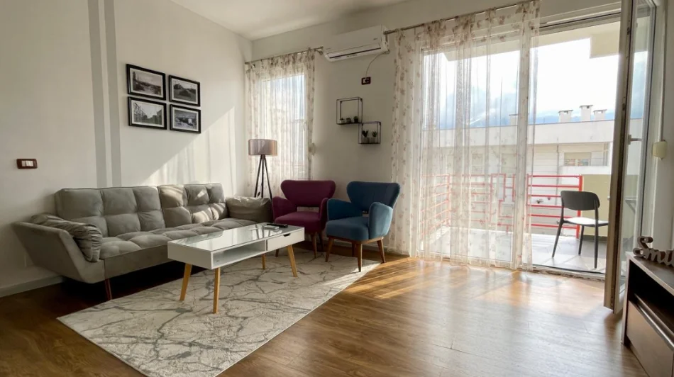 Tirane, jepet me qera apartament 1+1 , 75 m² 700 € 