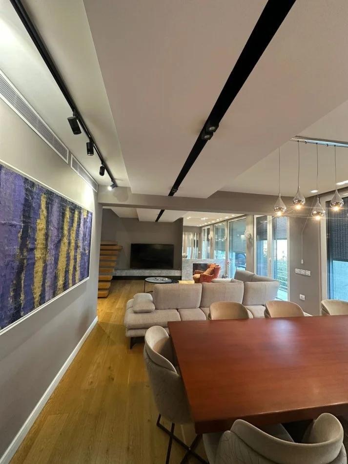 Tirane, jepet me qera apartament 3+1 , 213 m² 1.750 € 