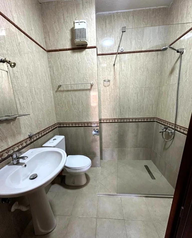 Tirane, jepet me qera apartament 2+1+Ballkon Kati 4, 118 m² 700 € (Komuna e Parist)