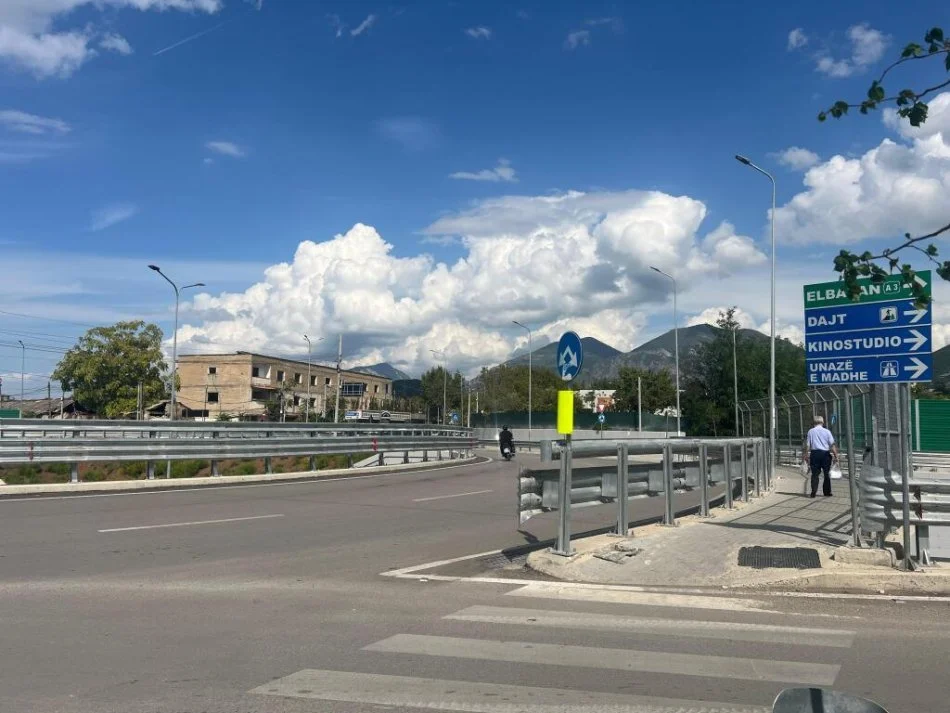 Tirane, jepet me qera kapanon , 650 m² 3.250 € (rruga myslym keta)