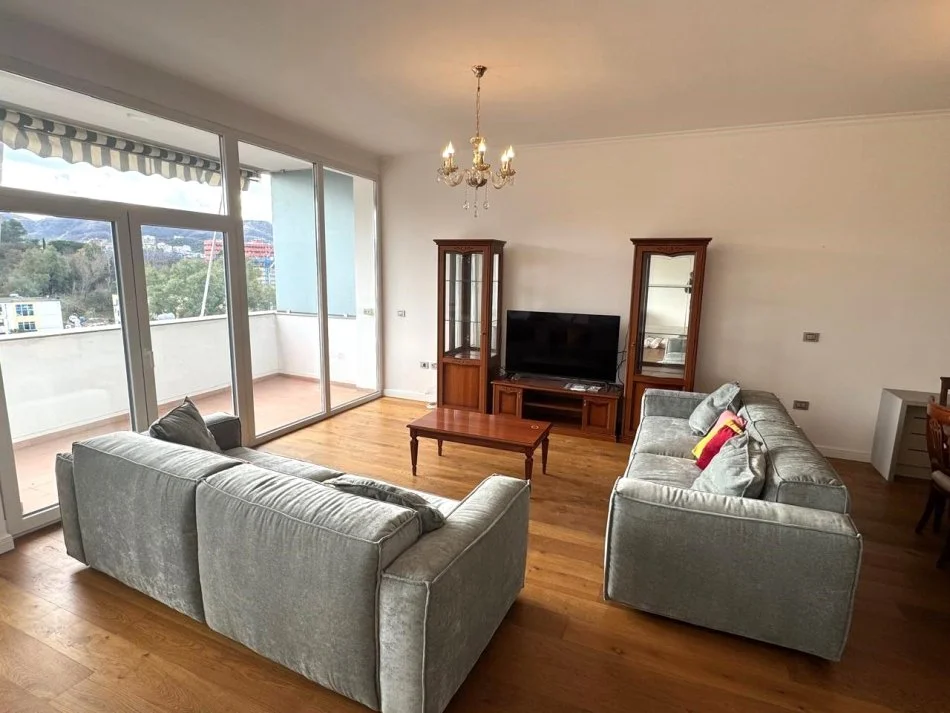 Tirane, jepet me qera apartament 3+1+Ballkon Kati 4, 208 m² 2.300 € (PRANE GARDES, RRUGA “ADEM JASHARI”)