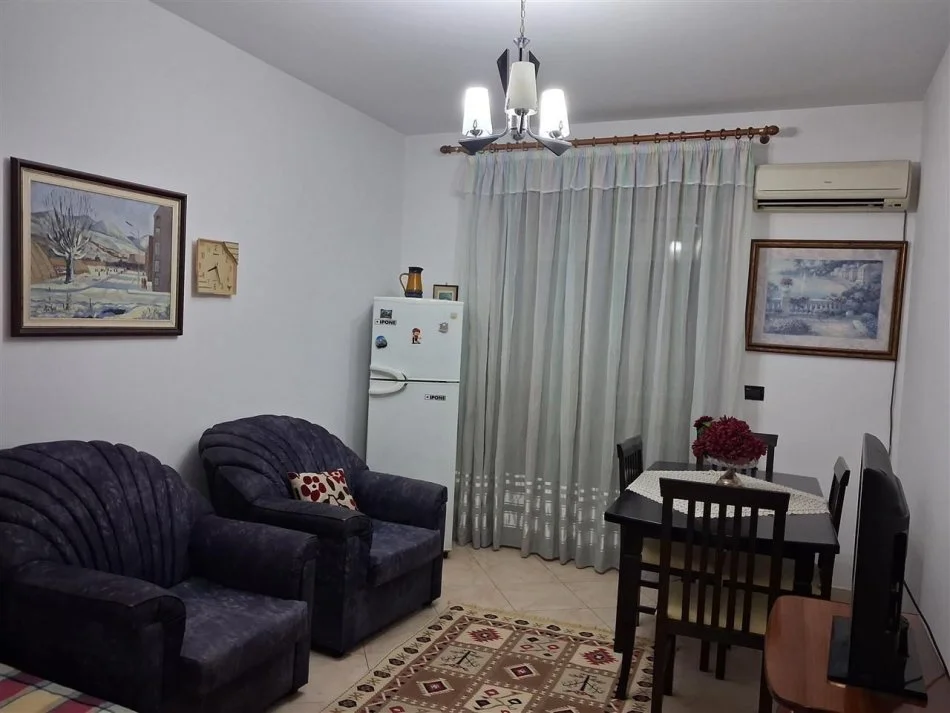 Tirane, jepet me qera apartament 1+1+Ballkon Kati 4, 70 m² 695 € (Qendra e Tiranës)