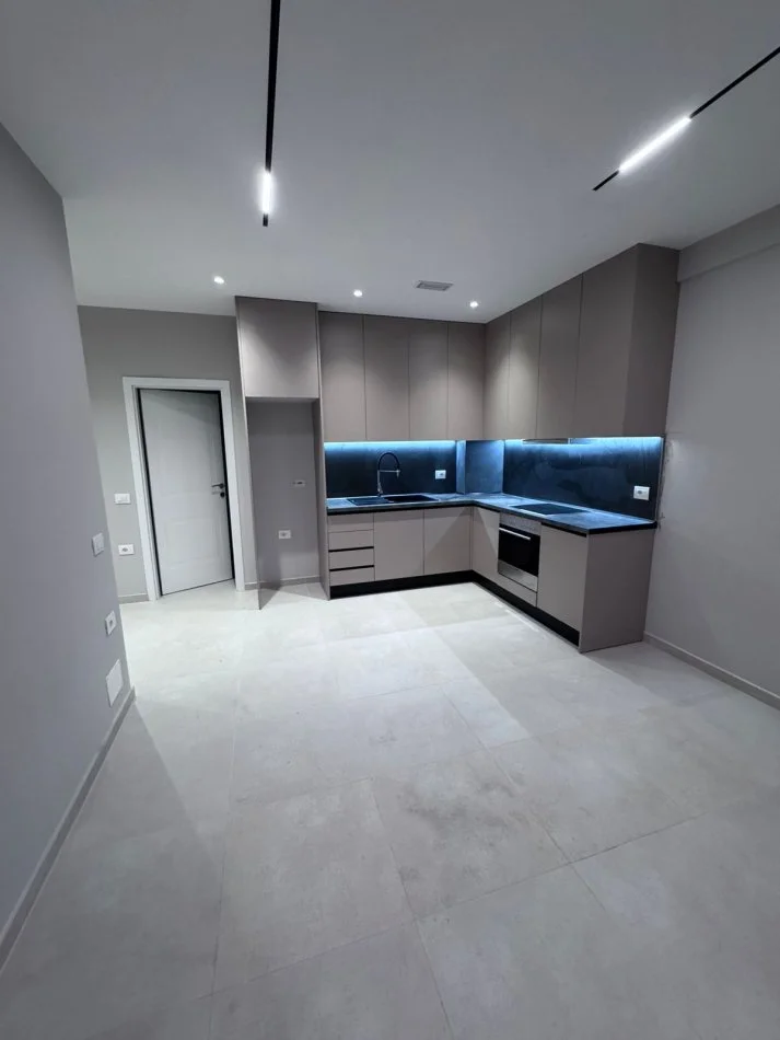 Tirane, jepet me qera apartament 1+1+Ballkon Kati 7, 70 m² 400 € (Rruga 5 maji)