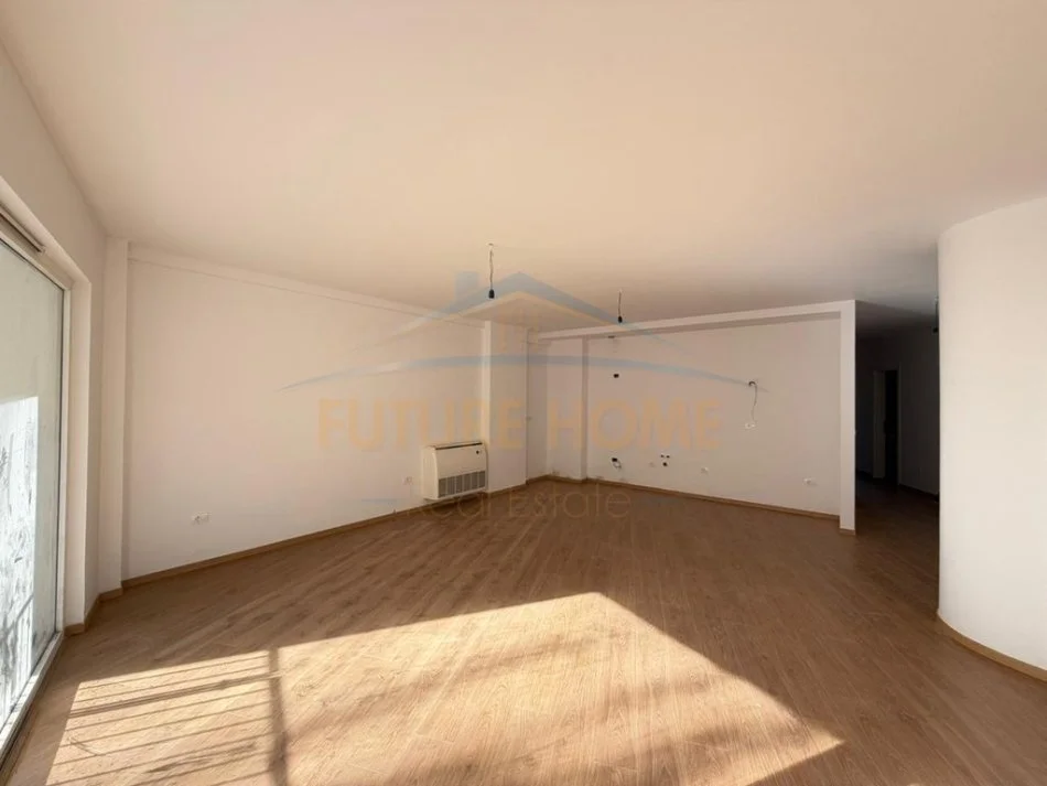Tirane, jepet me qera ambjent biznesi Kati 1, 128 m² 2.000 € (Rruga Faik Konica)