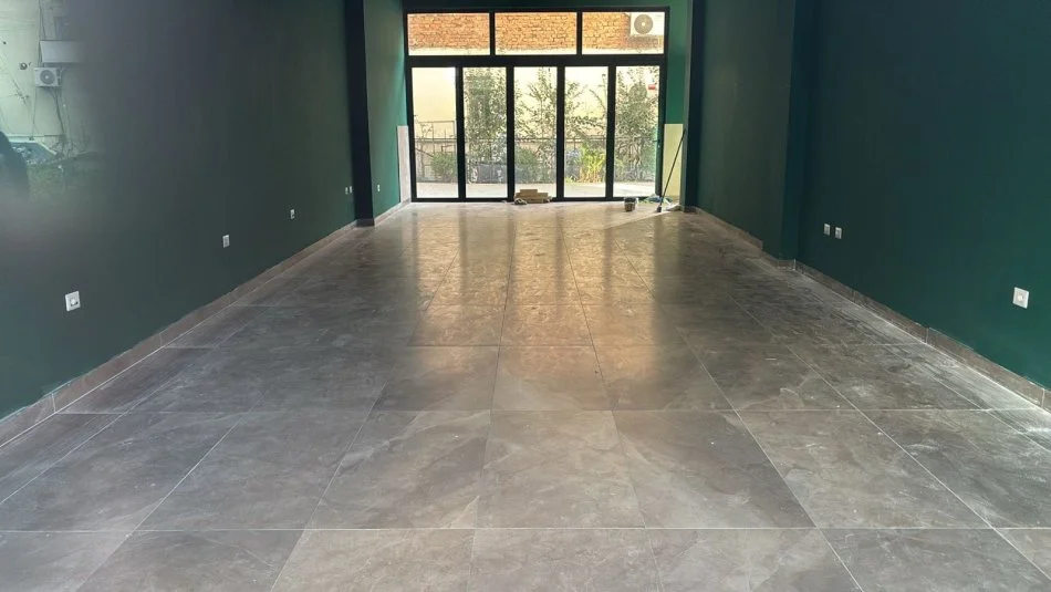 Tirane, jepet me qera dyqan Kati 0, 86 m² 935 € (Rruga Frosina Plaku)