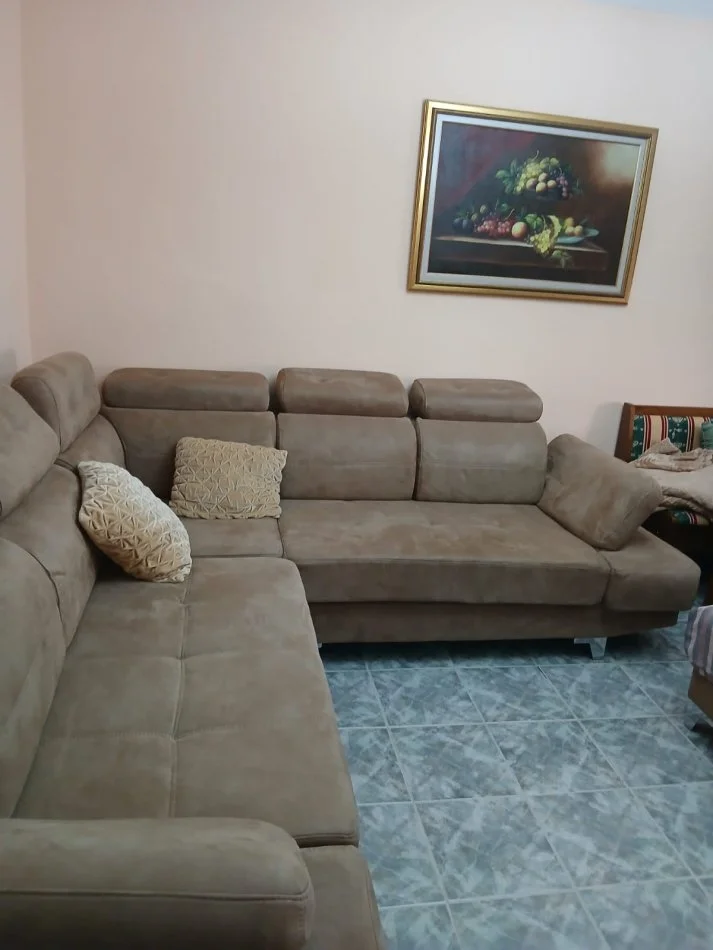 Tirane, jepet me qera apartament 2+1+Ballkon Kati 4, 75 m² (Rruga Qemal Stafa (Shkolla e Kuqe))