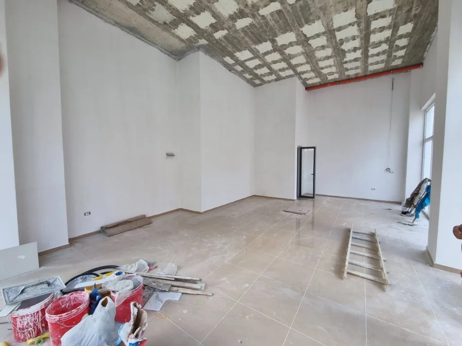 Tirane, jepet me qera ambjent biznesi Kati 0, 75 m² 1.200 € (Bulevardi i Ri/Rezidenca AVID)