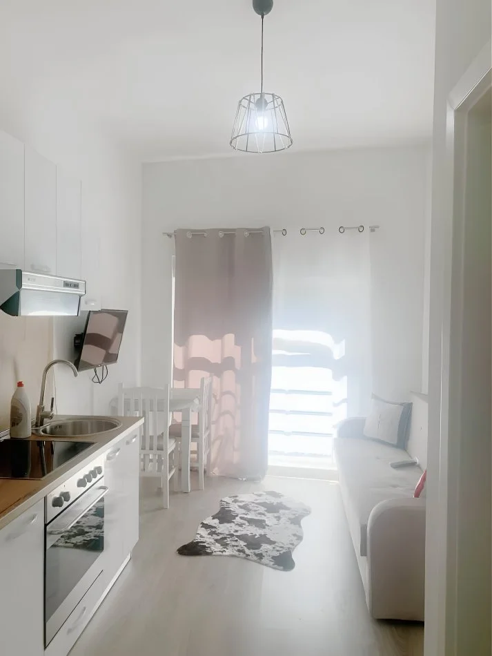 Tirane, jepet me qera apartament 1+1+Ballkon Kati 5, 60 m² 400 € (Ali Demi)