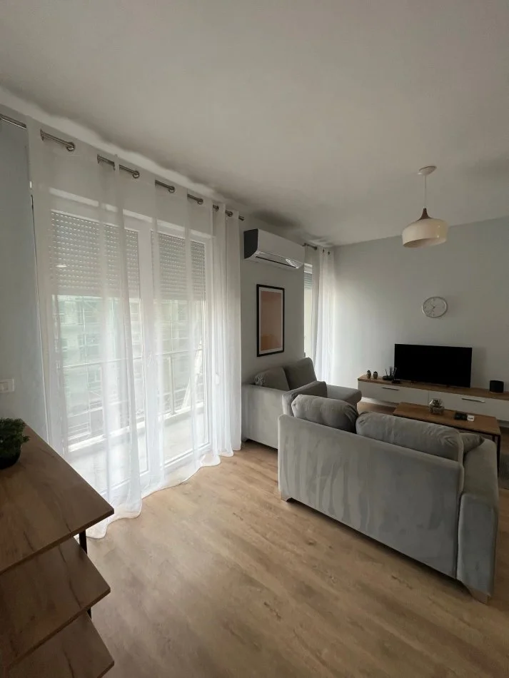 Tirane, jepet me qera apartament 1+1+Ballkon Kati 3, 90 m² 750 € (Kompleksi Aura)