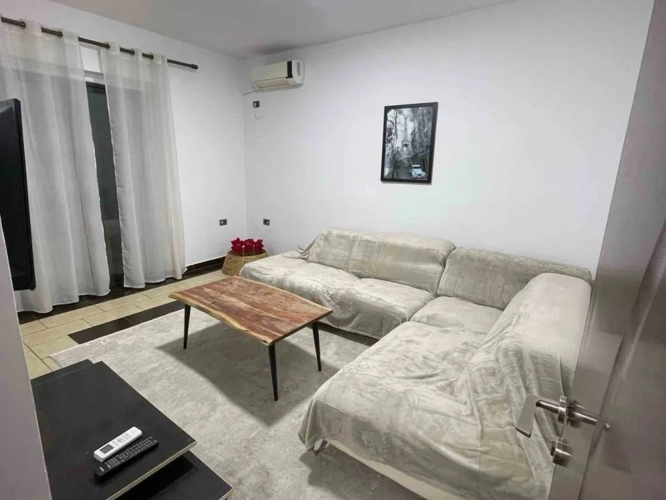 Tirane, jepet me qera apartament 1+1+Ballkon Kati 4, 64 m² 600 € (Rruga e Durrësit)