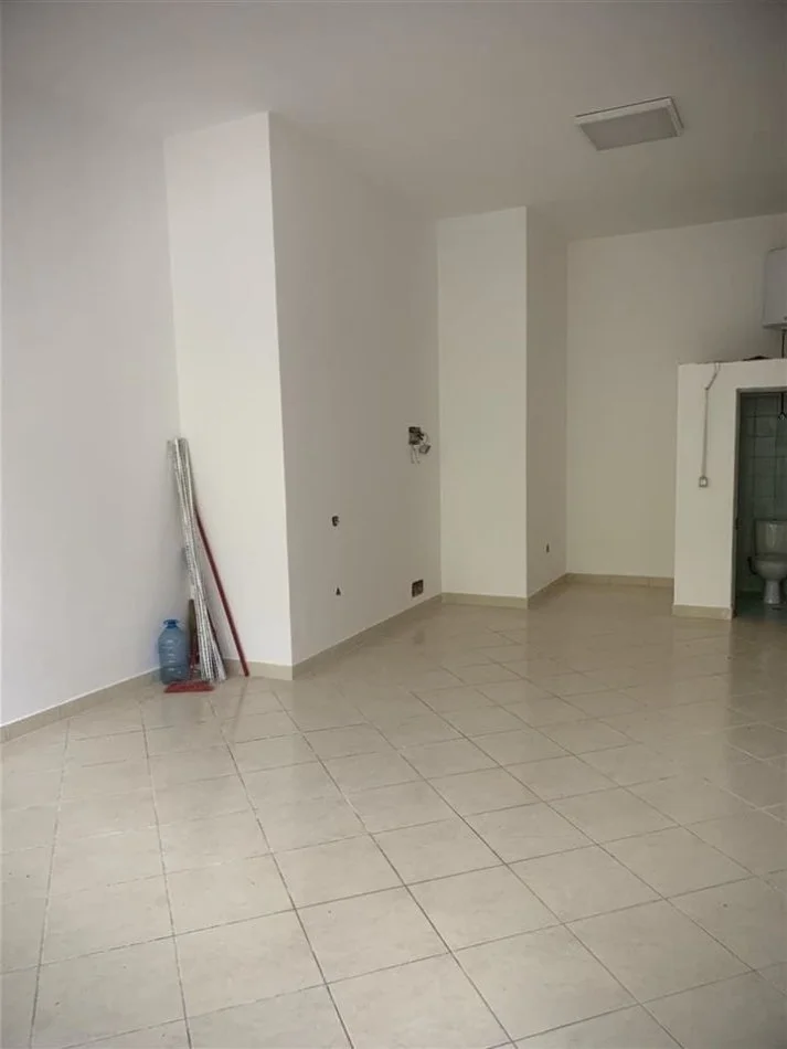 Tirane, shes dyqan Kati 0, 38 m² 145.000 € (Rruga Islam Alla)