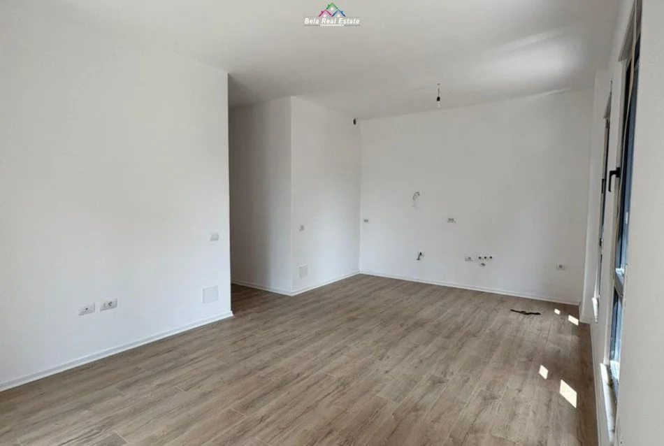 Tirane, jepet me qera dyqan Kati 1, 104 m² 700 € (Rruga Xhanfize Keko)